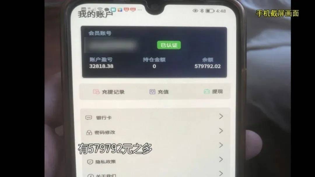 皇冠信用额度_上海阿姨145万现金平铺在沙发上皇冠信用额度，警察傻眼：竟要给陌生人拿走？