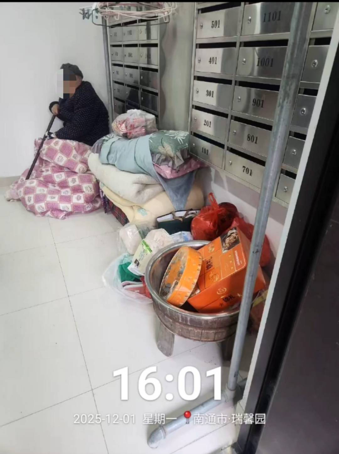 美国 vs 尼加拉瓜
_江苏南通94岁老人被发现在楼道打地铺美国 vs 尼加拉瓜
，社区：子女轮流赡养，可能送来时人不在家